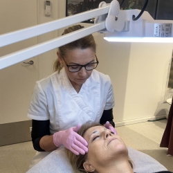 Kunde får brow lift med farve ved klinik i Mårslet, mellem Odder og Tranbjerg
