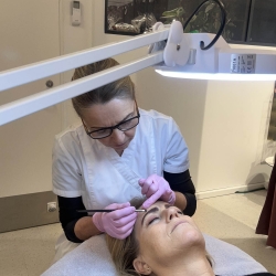 Kunde får brow lift med farve ved klinik i Mårslet, nær Aarhus