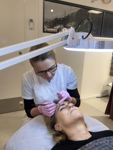 Kunde får brow lift med farve ved klinik i Mårslet, nær Aarhus